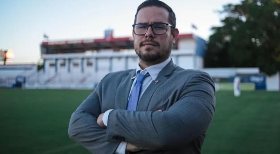 bellintanner's tweet photo. Os verdadeiros responsáveis pelo sucesso recente do Fortaleza foram os três primeiros. O último, só levou os créditos e os holofotes.

Alex Santiago era o real cérebro por tras das contratações, que decairam muito depois que saiu.

Ceni foi o responsável por cobrar estrutura no clube, que era amadora e a diretoria (de paz) não se movia pra mexer.

Vojvoda foi o verdadeiro responsável pela ambição esportiva e conquistas recentes. Inclusive foi Alex Santiago o responsável por trazer o argentino pro Fortaleza.

Ao contrário do que se diz, Marcelo paz não pegou o Fortaleza na C, ele pegou na B e devolveu pra ela. 

Levou todo crédito pelo trabalho dos outros e abandonou o clube quando mais precisou.
