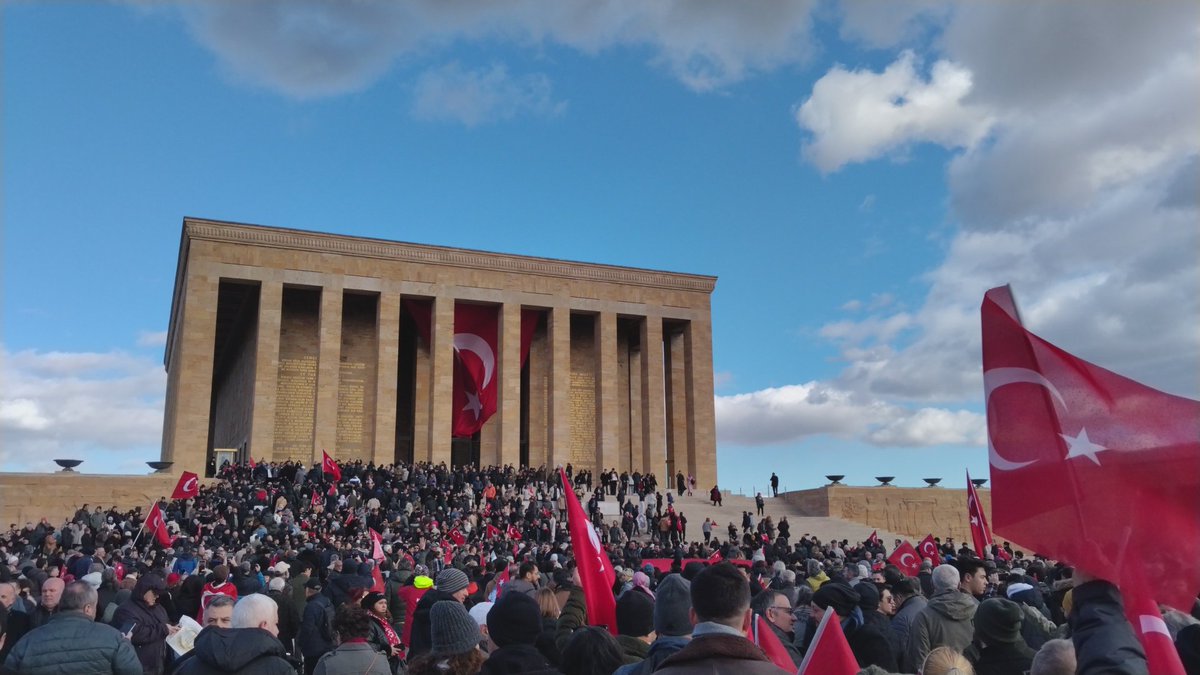 Fthkrgz79's tweet photo. Atamın huzurunda.....!!! https://t.co/JIoDmhn8yH