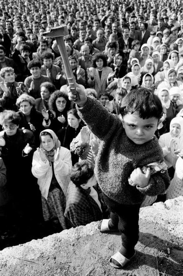 ExplorerMoment's tweet image. A young Turkish boy raises up a hammer during a solidarity rally for the 42.000 miners on strike in the Zonguldak coal fields, November 1990.