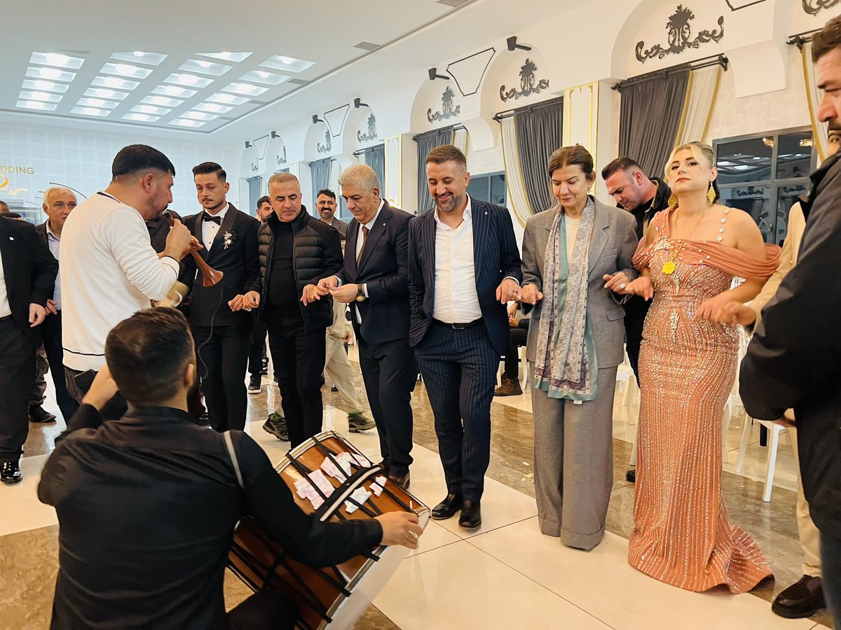 cmlmehmetoglu's tweet photo. 📍 Okçu Wedding Düğün Salonu

AK Parti Diyarbakır Milletvekilimiz Sayın Suna Kepolu Ataman, AK Parti Hazro İlçe Başkanımız Sayın Önder Mehmetoğlu ve kıymetli ailemle birlikte, Seval ve Veysi kardeşlerimizin düğün merasimine katılmanın mutluluğunu yaşadık.

Kaya ve Karadağ ailelerinin bu anlamlı ve gönül birliğini taçlandıran güzel günde bulunmaktan büyük memnuniyet duydum.

Genç çiftimize sevgi, saygı ve muhabbetle dolu, huzurlu ve bereketli bir ömür diliyorum.
Rabbim birliklerini daim, yuvalarını mutlulukla mamur eylesin.

@Akparti @RTErdogan @abuyukgumus @omer_iler @OMehmetoglu21 @Kepoluasuna