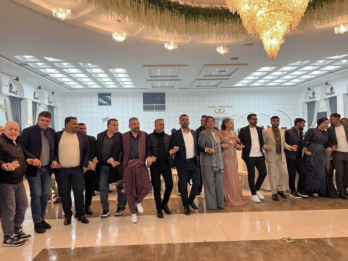 cmlmehmetoglu's tweet photo. 📍 Okçu Wedding Düğün Salonu

AK Parti Diyarbakır Milletvekilimiz Sayın Suna Kepolu Ataman, AK Parti Hazro İlçe Başkanımız Sayın Önder Mehmetoğlu ve kıymetli ailemle birlikte, Seval ve Veysi kardeşlerimizin düğün merasimine katılmanın mutluluğunu yaşadık.

Kaya ve Karadağ ailelerinin bu anlamlı ve gönül birliğini taçlandıran güzel günde bulunmaktan büyük memnuniyet duydum.

Genç çiftimize sevgi, saygı ve muhabbetle dolu, huzurlu ve bereketli bir ömür diliyorum.
Rabbim birliklerini daim, yuvalarını mutlulukla mamur eylesin.

@Akparti @RTErdogan @abuyukgumus @omer_iler @OMehmetoglu21 @Kepoluasuna