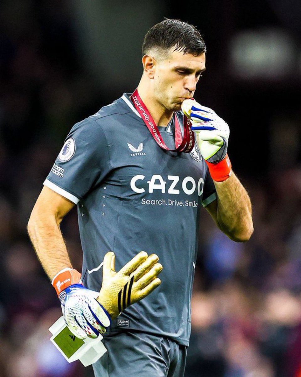 lautarodeIcampo's tweet image. Se acaba de comer al Chelsea.
Se comió al Arsenal.
Se comió al Manchester United.
Se comió a Haaland.
Se comió a Mbappé.

Hoy está dejando al Aston Villa a TRES puntos de ser el líder de la PREMIER.

Les presento el efecto DIBU Martínez.