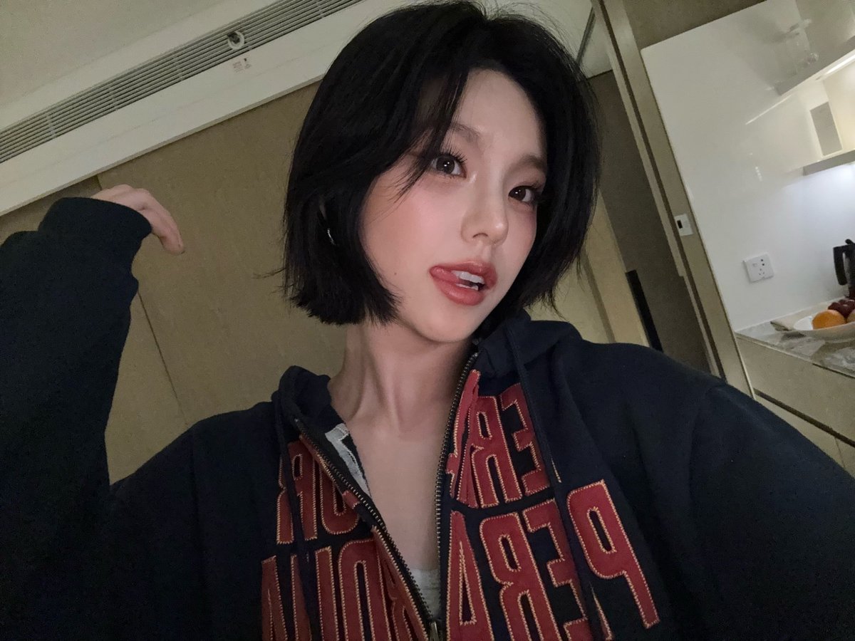THE hwang yeji selfies of the year