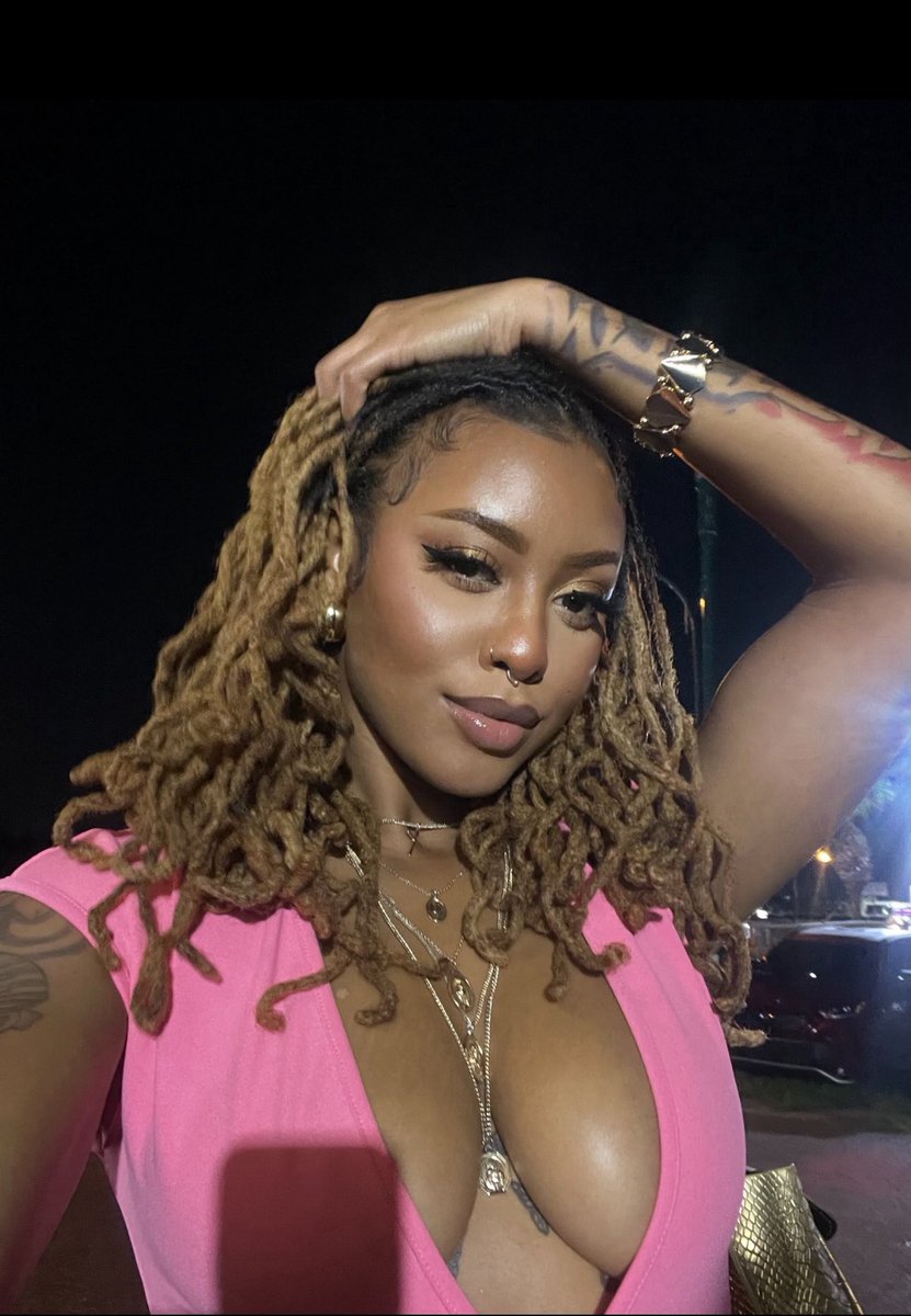 BaddGirlssOnly's tweet image. Black women in locs 🤌🏿✨