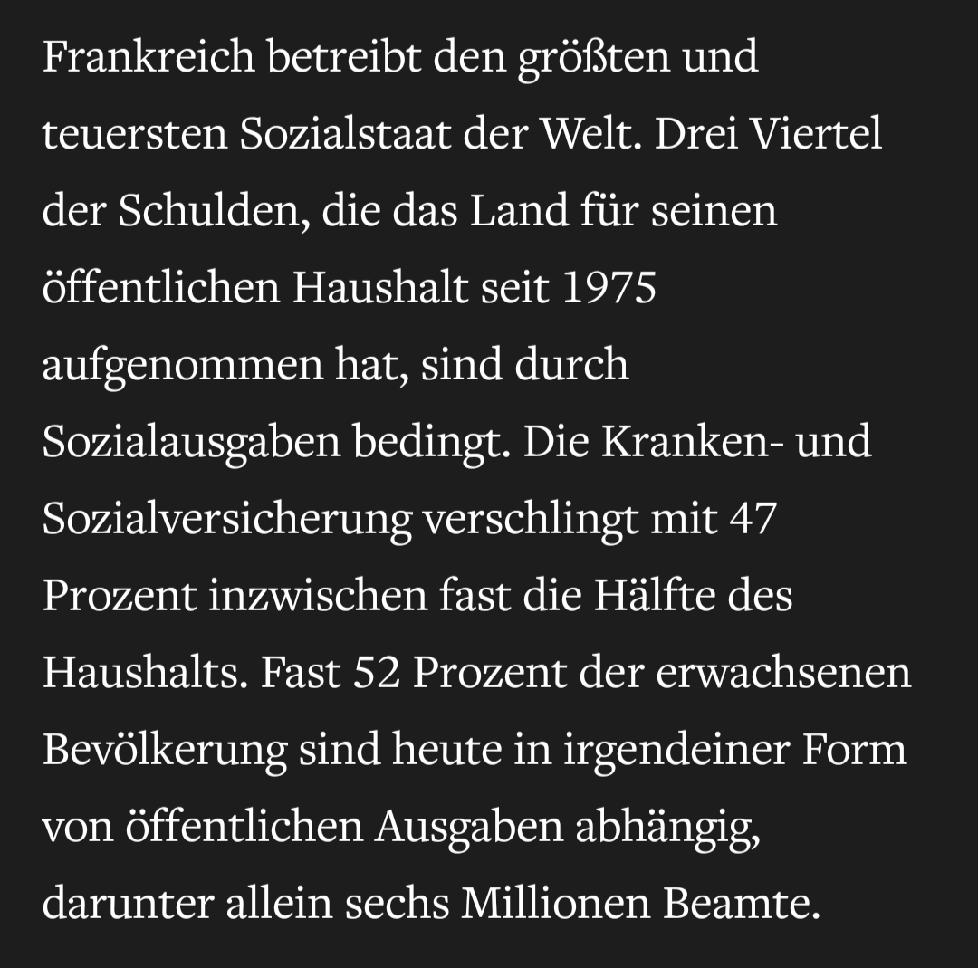 tomdabassman's tweet photo. Während Deutschland mit seinem eigenen Elend beschäftigt ist, bricht das zweitgrößte EU-Land nun endgültig unter seiner Schuldenlast zusammen. Ganze migrantisch geprägte Stadtviertel leben von Sozialhilfe, während sich einige Berufsgruppen die Rente unter 60 erstreikt haben.
Wie auch in Deutschland lebt mittlerweile über die Hälfte der Bevölkerung wenigstens teilweise vom Staat - einem Staat, der nicht mehr kann, und im zweiten Jahr in Folge keinen regulären Haushalt mehr zustande bringt.
Die Finanzmärkte wetten bereits gegen Frankreich, dessen Bonität im Herbst herabgestuft wurde.
https://t.co/yGEBFJ8Tzl