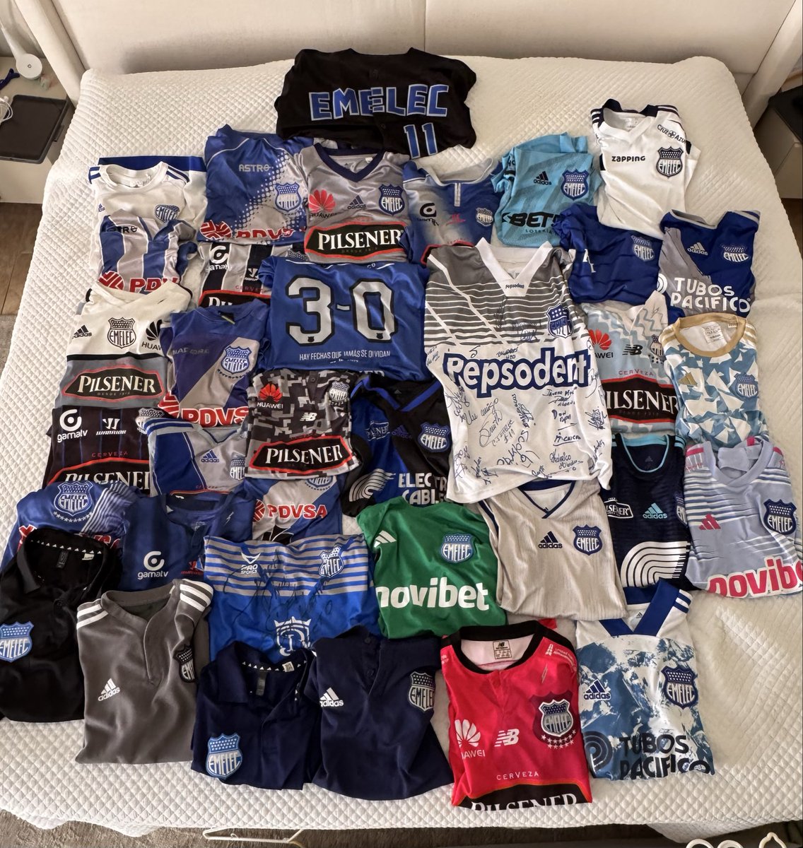 Revisando la colección, muchas camisetas especiales entre esas la que me obsequió el profe <a href="/totocapitano/">Salvador Capitano</a> y el equipo campeón 1993 a los que les guardo afecto por ese y otros detalles.