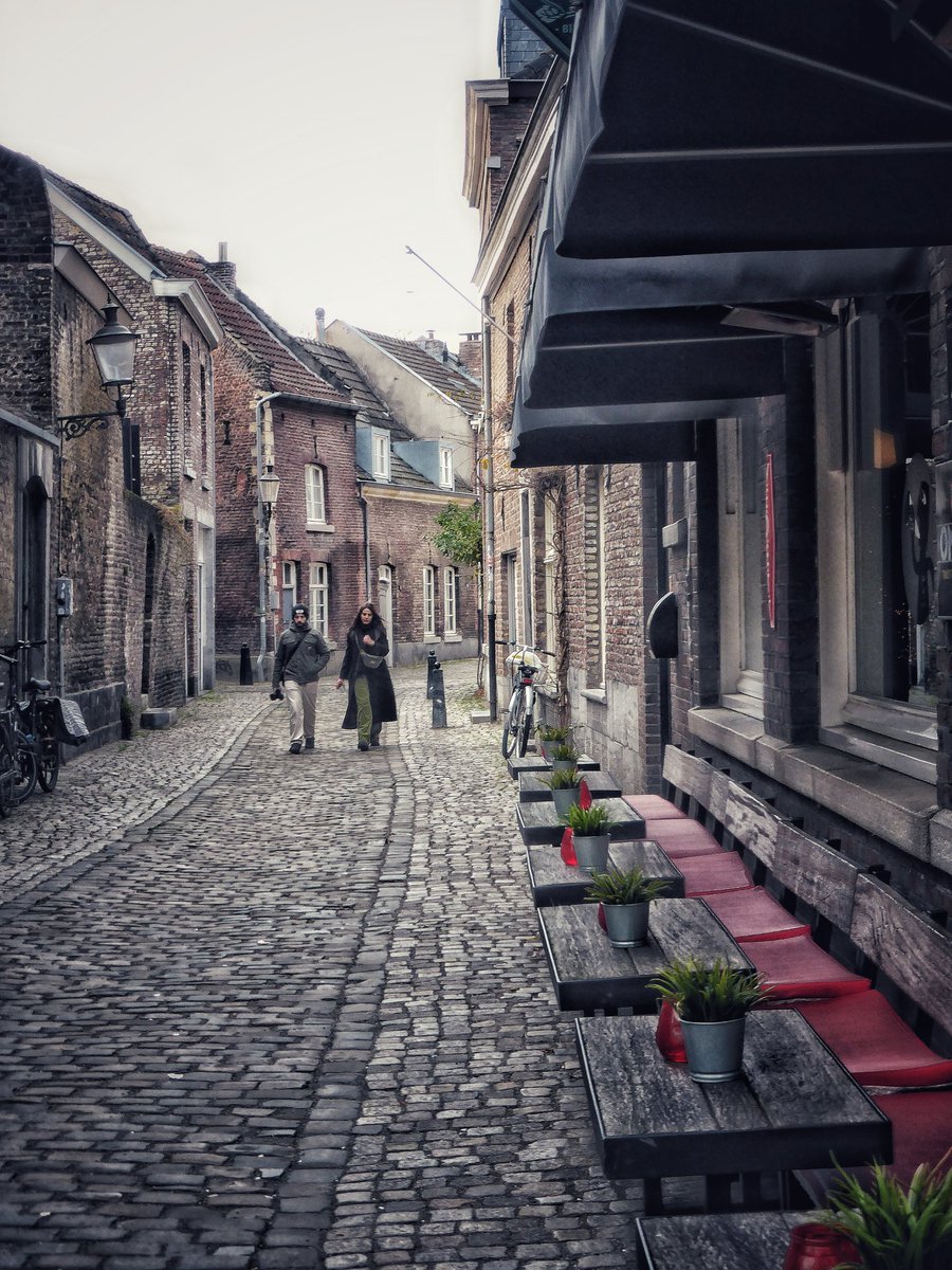 Laatst nog eens in Maastricht geweest. Ik was er op een zondagvoormiddag en het was nog opvallend rustig in de buurten waar ik liep. Enkele uren later kon je in het centrum over de koppen lopen.
#maastricht
#photography2025
#Kerst_2025
<a href="/magnifiekZL/">Magnifiek Zuid-Limburg</a>