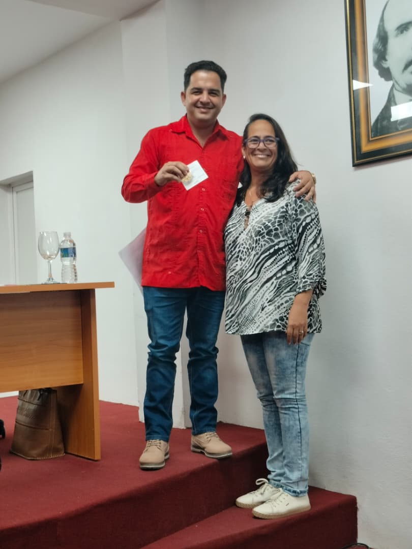yaniovaFMC1's tweet photo. Trabajar en Unidad, desde la comunidad, ha sido elemento común en la defensa de la Revolución y sus logros. Por eso reciben los @CDRHabana el Sello #Aniversario65DeLaFMC en el marco del nuevo aniversario de la #RevoluciónCubana . ¡Seguimos en combate, en #LaHabanaDeTodos. #FMC65 https://t.co/ymFR7jbrhC