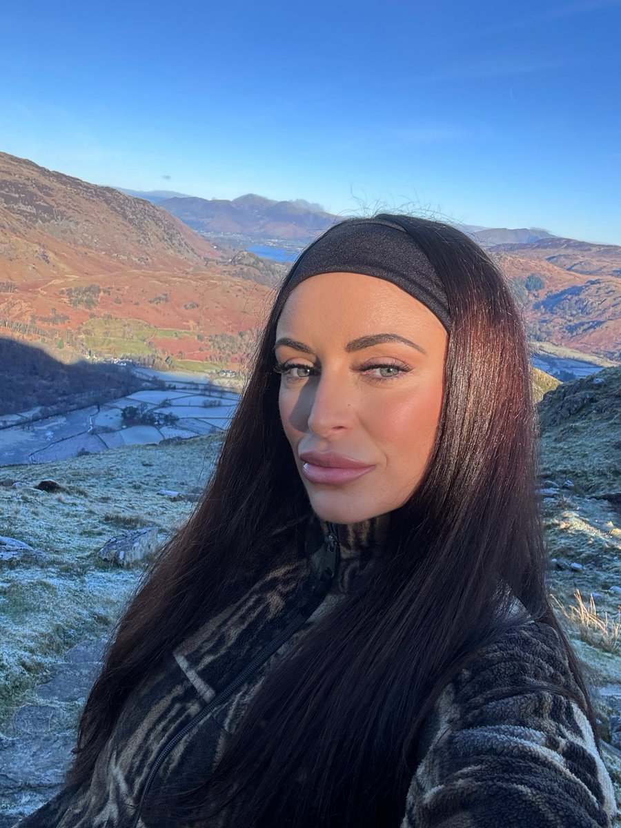 enchantressE44's tweet image. Your goddess could NEVER look this good on a hike