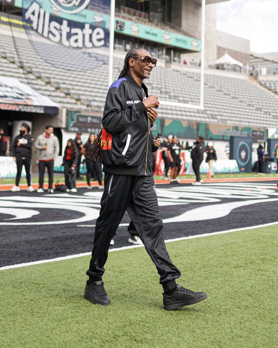 MiamiOHFootball's tweet photo. Not every day you see Snoop reppin’ the red team 🔥 

#RiseUpRedHawks |  🎓🏆 https://t.co/3YM5V99RlO
