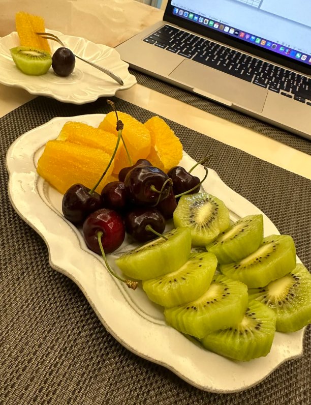 Ruby12338's tweet image. A rainbow of flavors in every bite 🍊