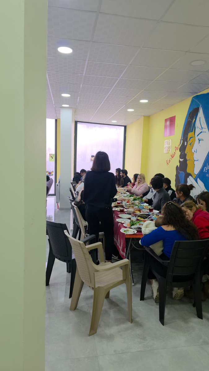 Elazığ Kadın Dayanışma Derneğimizde bugün gençlerle kahvaltıda bir araya gelip keyifli muhabbet dolu biz zaman geçirdik. Soframızda bize eşlik eden katılımcı gençlerimize teşekkür ediyoruz. Sizler bizim aydınlık yarınlarımızsınız.