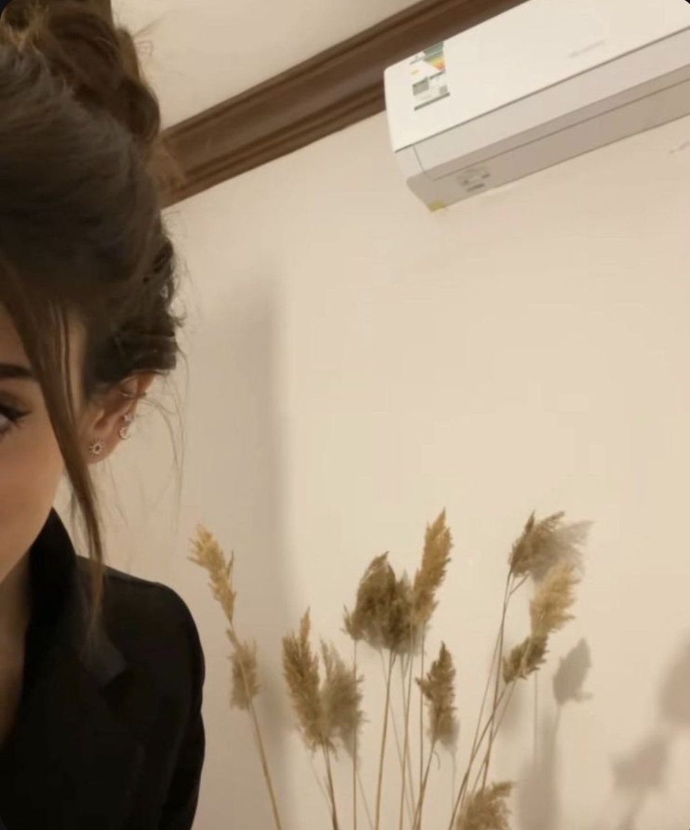 ٠

من لهفة اللحظة تتوه .. #الثواني 
وش عجل الليل وسكت يوم خباگ

هاگ الضما من يابسات .. المحاني 
اسمع لـ ناي الصدر وشلون #غناگ

٠