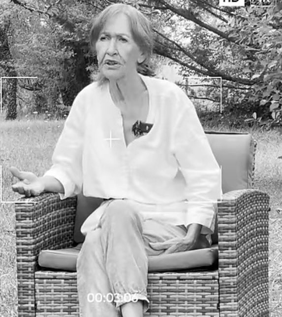 Resistance_SM's tweet photo. 🚨🇫🇷👏 Christine Deviers-Joncour @CDJoncour : La Femme qui a Failli Faire Tomber la Ve République !
Dans les abysses corrompus de la Ve République, une femme a osé défier le système tout-puissant. Christine Deviers-Joncour, cette lionne indomptable, cette voix tonitruante qui a révélé les secrets les plus sombres du pouvoir mitterrandien. On l’a traînée dans la boue, on l’a qualifiée de « putain de la République » – un surnom infâme qu’elle a courageusement réapproprié dans son livre culte – on l’a jetée en prison, on l’a ruinée… Mais pourquoi ? Parce qu’elle a dit les vérités que les élites tremblaient d’entendre !

Au cœur de l’affaire Elf et des frégates de Taïwan, Christine n’était pas une simple spectatrice : elle était au centre du cyclone, témoin privilégié des rétrocommissions occultes, des contrats pétroliers juteux, des financements illégaux qui irriguaient les sommets de l’État. Elle aurait pu, à elle seule, faire exploser la République, révéler les noms des vrais maquereaux du pouvoir, ceux qui vendaient la France au plus offrant tout en se drapant dans la morale. Mais le système l’a broyée : procès médiatisés, incarcération injuste, fisc acharné… Tout pour la faire taire !

Pourtant, Christine n’a jamais plié. Auteure de plus de 11 romans et essais percutants, elle a transformé sa rage en plumes acérées, dénonçant la corruption, les hypocrisies des « messieurs d’en haut », et aujourd’hui encore, elle alerte sur les dérives du monde moderne. Une femme libre, courageuse, qui a payé cher le prix de la vérité.

Honte à ceux qui l’ont salie ! Gloire à Christine Deviers-Joncour, cette grande dame qui incarne la résistance face à l’hypocrisie du pouvoir. Elle n’a pas fait tomber la Ve République… mais elle a fissuré son masque pour toujours. Respect éternel à cette héroïne des temps modernes !

Respect éternel à elle !!! 
 
 https://t.co/qOHikuM4Ym