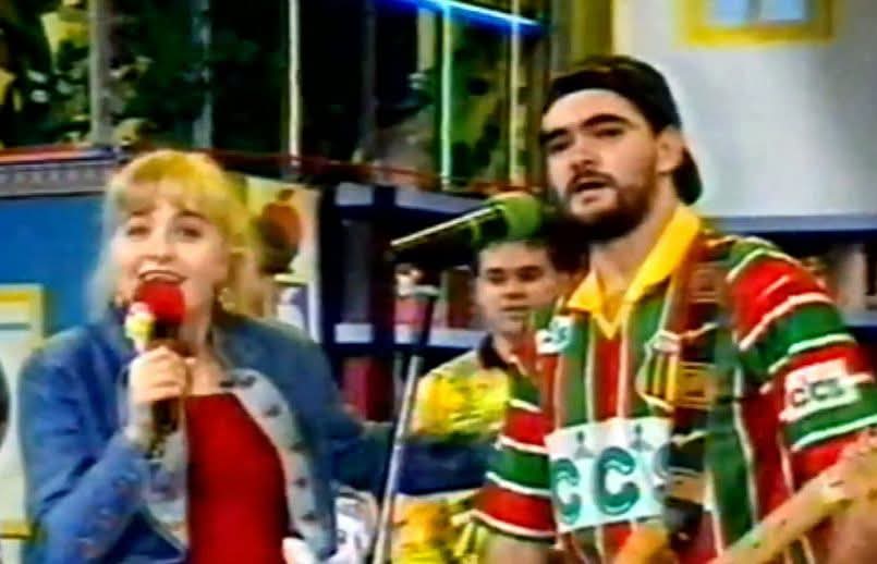Samuel Rosa usando uma CCS do Sampaio Corrêa, nos tempos de Skank no programa Casa da Angélica no SBT, 1993.

#samuelrosa #skank #casadaangelica #sbt #sampaiocorrea #ccs #mourasport