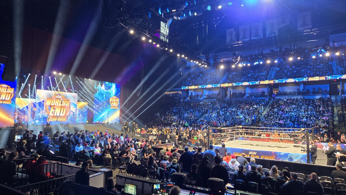 Holy shit. 
#AEWWorldsEnd