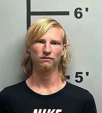 SeeRacists's tweet image. ‼️BREAKING: Arkansas couple sentenced after trying to sell their 2-month-old baby for $1,000… and a six-pack of beer. 

Father gets 3 years in prison. 

Mother walks with 6 years probation.

They even signed a note: “no changing y’all two’s minds.”