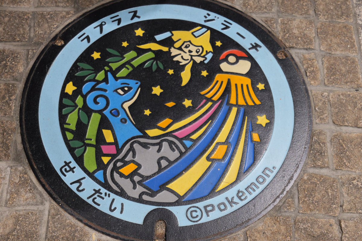 仙台駅のアーケードを歩いていると！ポケモンのマンホールを見つけまし