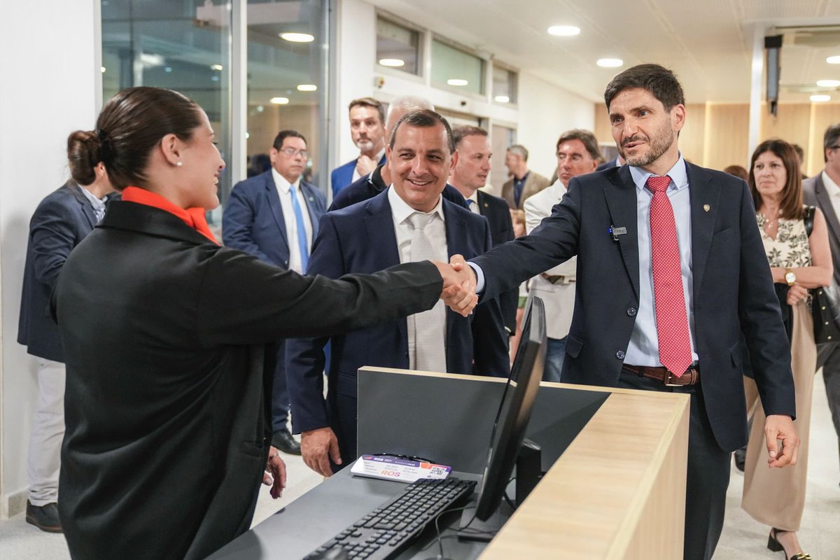 GobSantaFe's tweet photo. ¡Rosario se conecta al mundo! 

Se inauguró el nuevo Aeropuerto Internacional Islas Malvinas, una obra histórica hecha con inversión provincial que vuelve a poner a Rosario en el centro del país.

🗣️ “Hoy nos convertimos en la capital del interior de la República Argentina. Este aeropuerto es una puerta al trabajo, a la producción y al desarrollo”, afirmó @maxipullaro.

Pista nueva, balizamiento LED, terminal ampliada y mejor acceso urbano.
Obra pública que se termina, infraestructura que conecta y una provincia que no se queda quieta