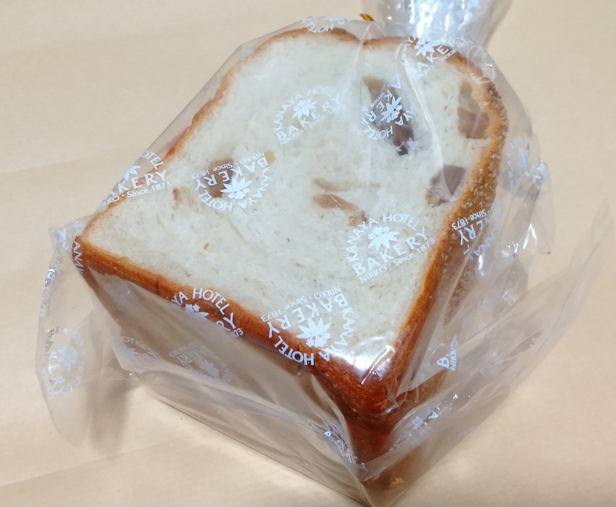 YOSHINOMUNEKAHO's tweet image. 日光金谷ホテルベーカリーのパン好きなんだけど、パン高の現在そうそう手が出せぬ😭
タイムサービスで300円引きだったのでハーフ栗パンが買えましたのこと
甘い栗があちこち入っててうんんまァーいいい‼️😋