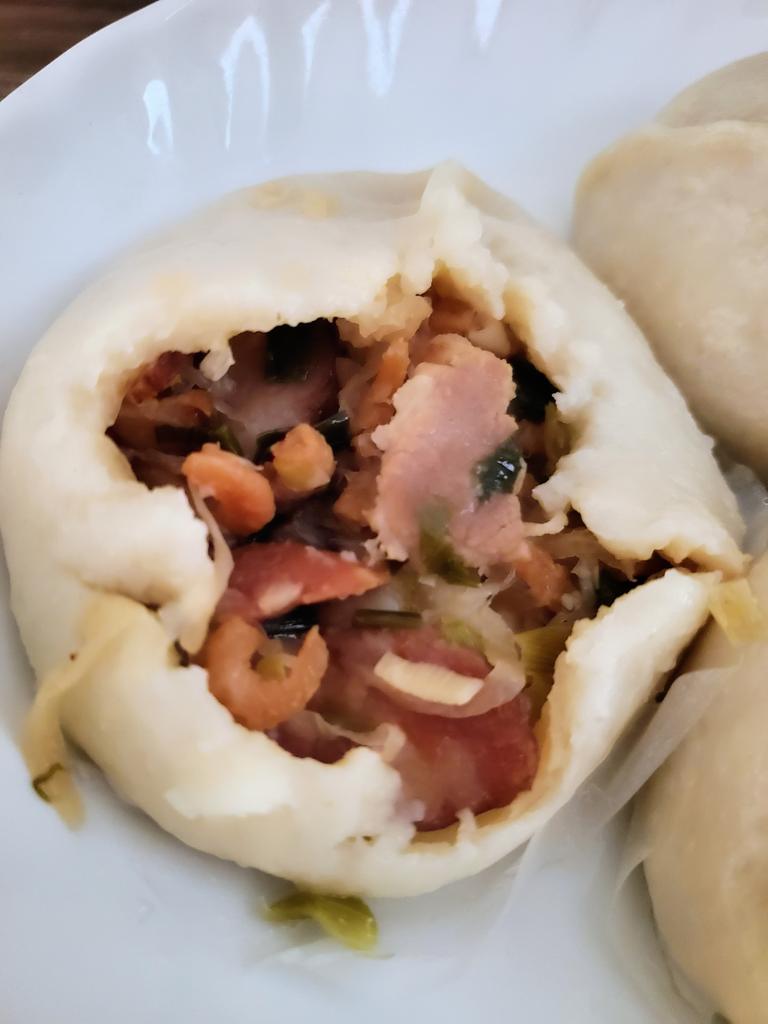 早餐～親戚自家做的客家茶果，餡料有臘肉臘腸蝦米豬肉蘿蔔絲蒜苗，餡料豐富😀😋