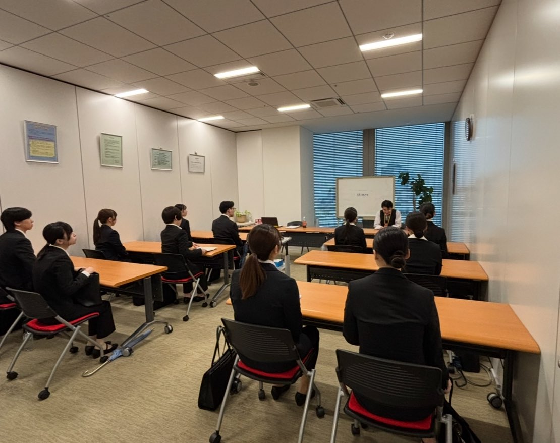 MSDsaiyo's tweet photo. 先日、実施した内定式の様子です。
弊社、内定者10名、グループ会社の内定者3名の計13名が集結しました✨✨
この後、会食、入社前研修を1日実施しました☺️

#内定式 #入社前研修 #株式会社エムエスデー #池袋 https://t.co/VehTV9vVZF