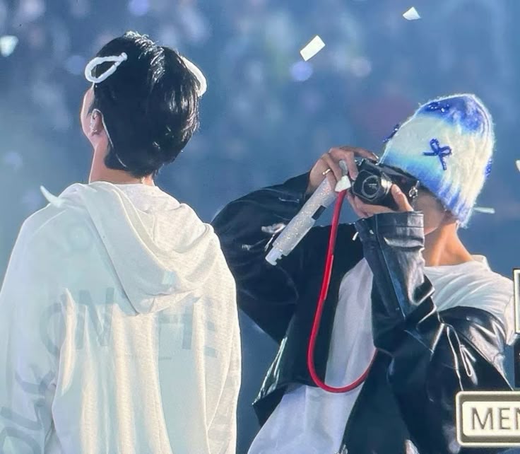 kyeomshufeed's tweet photo. the photographer and his model😊 https://t.co/xN7K2np3Du