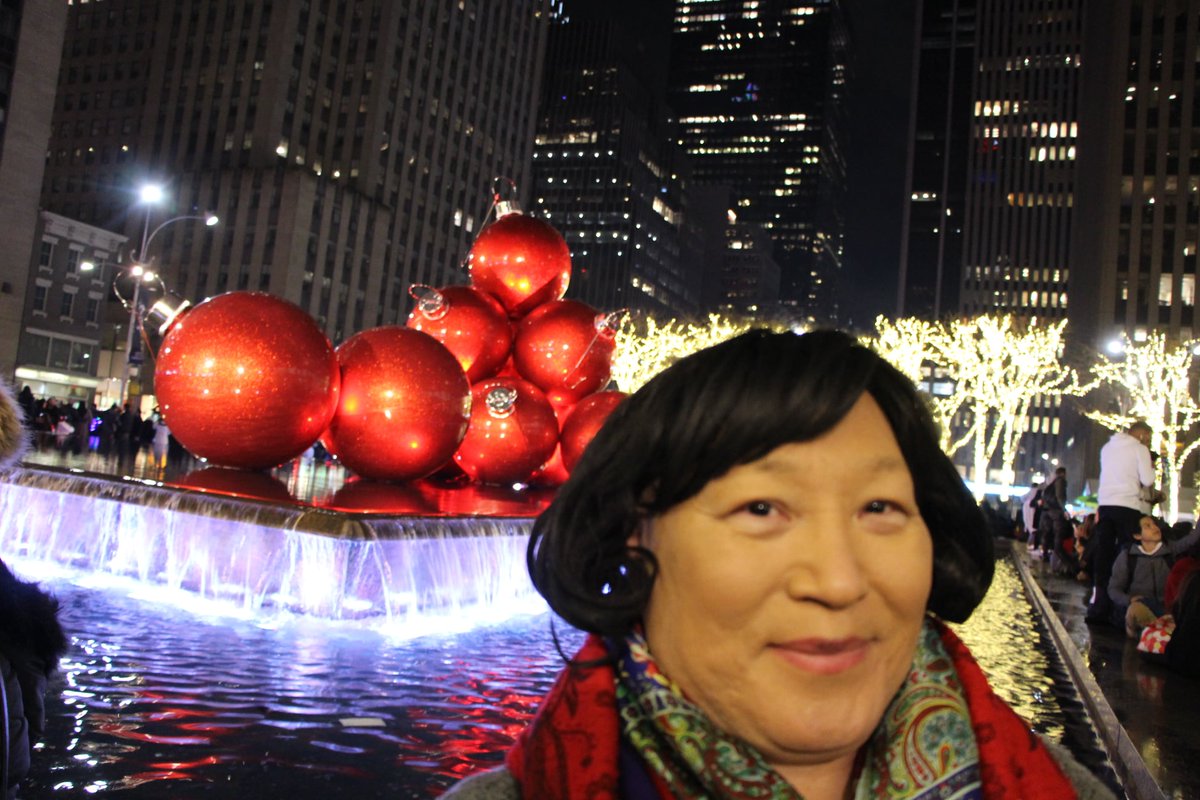 paulinepark's tweet image. I came across some giant #Christmas ornaments on 6th Ave. in #Manhattan on #ChristmasDay four years ago (12.25.21) #Weihnachten #NewYorkCity