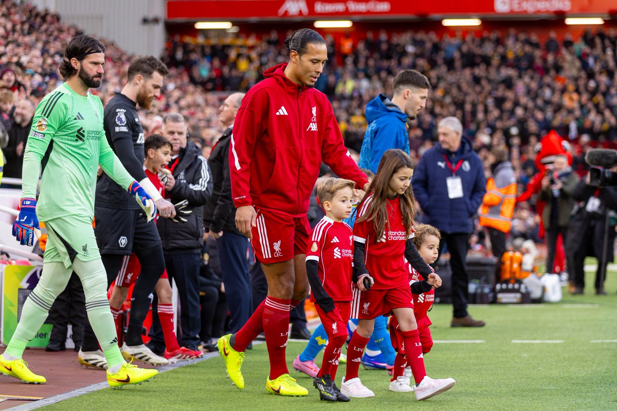 🗣️ Virgil Van Dijk on leading Diogo Jota's children and family members out as mascots:

"It was an absolute honour to have the boys with me and Ali [Becker] as well together. I think it was something I was really looking forward to. Obviously after discussions with Rute [Diogo's