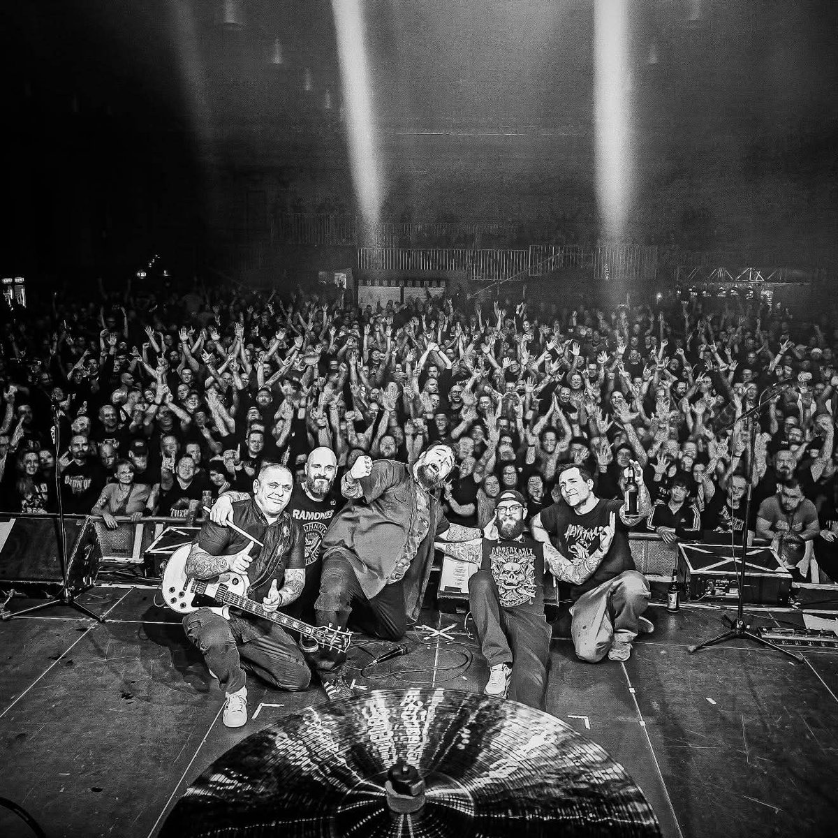 Danke für den emotionalen Abend! Uns fehlen ein bisschen die Worte. Danke Erik, Danke Zoppel, Danke Stephan für die geile gemeinsame Zeit! Ihr bleibt für immer ein Teil von dieser Band! 🔥
Und wir heben das Glas, auf alles was noch vor uns liegt! 🍺
Eure Jungs! 
Foto: Jule Gielow