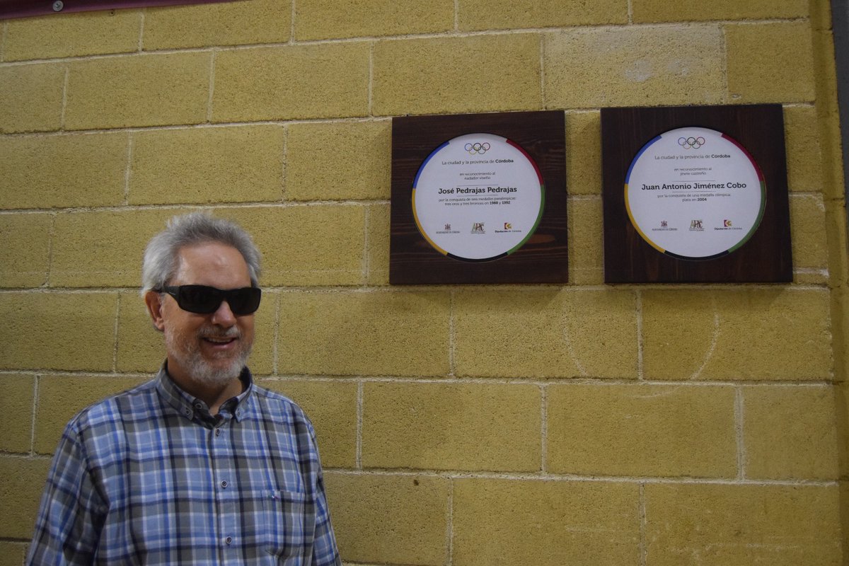 El nadador paralímpico José Pedrajas ya ha descubierto la placa que recordará en Vista Alegre las seis medallas que ganó entre las ediciones de 1988 y 1992.  Gracias al <a href="/CordobaFutsal/">Córdoba Patrimonio de la Humanidad</a> por su colaboración.