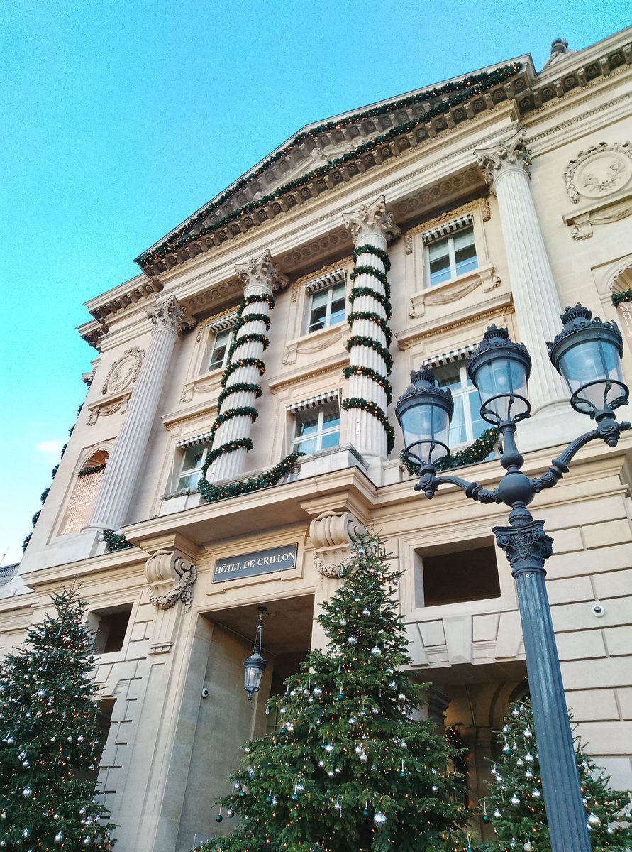 <a href="/Alfita2017/">𝛂m𝛂li𝛂</a> <a href="/Gijast/">Geno</a>
Buenas!
Un surtido más de fotos parisinas.
Árboles navideños por todas partes.
El museo Marmottan Monet, donde tienen un centro de mesa hecho en oro puro.
Y las fachadas de Maxim's, antiguo y famoso restaurante, y la decoración exterior del Hotel de Crillon.