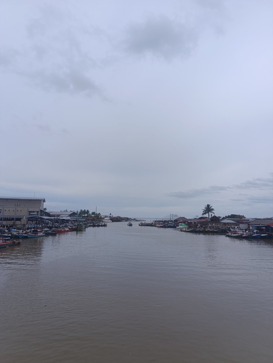 periang's tweet photo. Masuk subuh, pulangnya langsung mandangin laut dari jembatan bareng tim pagi sampe malem. Sampe rumah, ga ada setengah jam ditlp chef. Diculik lagi buat belanja kebutuhan dapur 🤪 https://t.co/eq8oUYAHWW