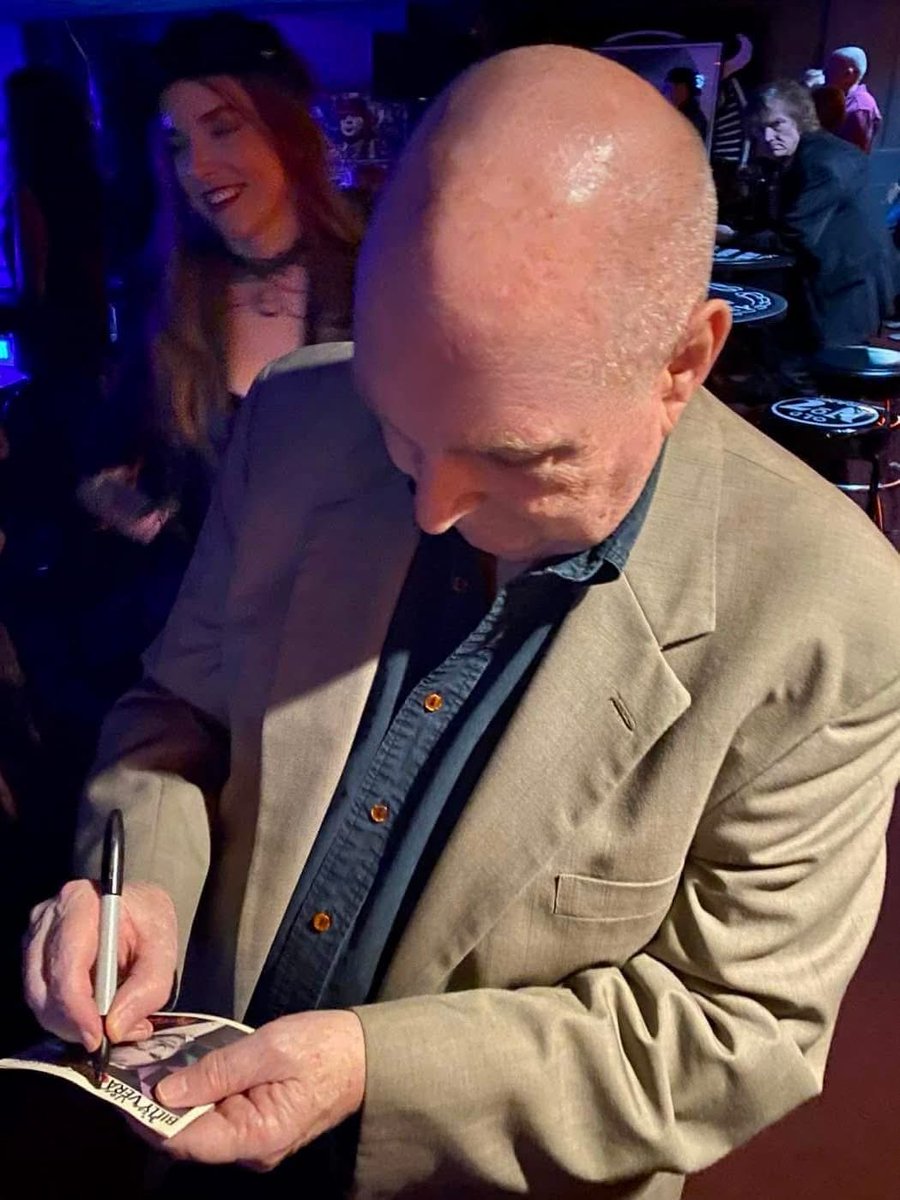 billybeater's tweet image. Always respect your fans’ requests. Without them you’re nothing.