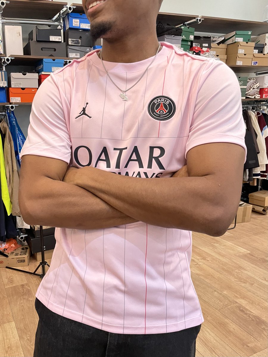 CaminoTV's tweet photo. le coloris rose du maillot du psg est vrmt trop banger sah 

https://t.co/j3ylR2THNT 65€ https://t.co/TKFbqnpkTv
