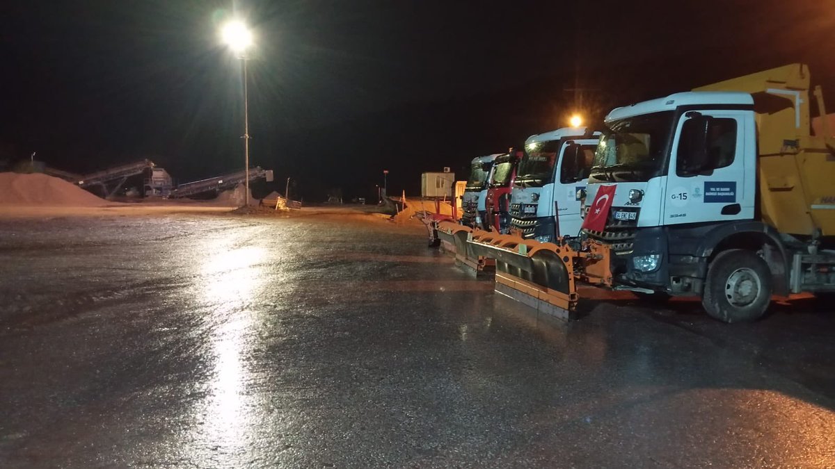 kocaelibld's tweet photo. Gece gündüz demeden sahadayız! 🌙❄️🚜

Ekiplerimiz, şehrimizin dört bir yanında buzlanma ve kar yağışına karşı 7/24 görev başında; ulaşımın aksamaması ve vatandaşlarımızın güvenliği için çalışıyor. https://t.co/FJyuUPVVv6