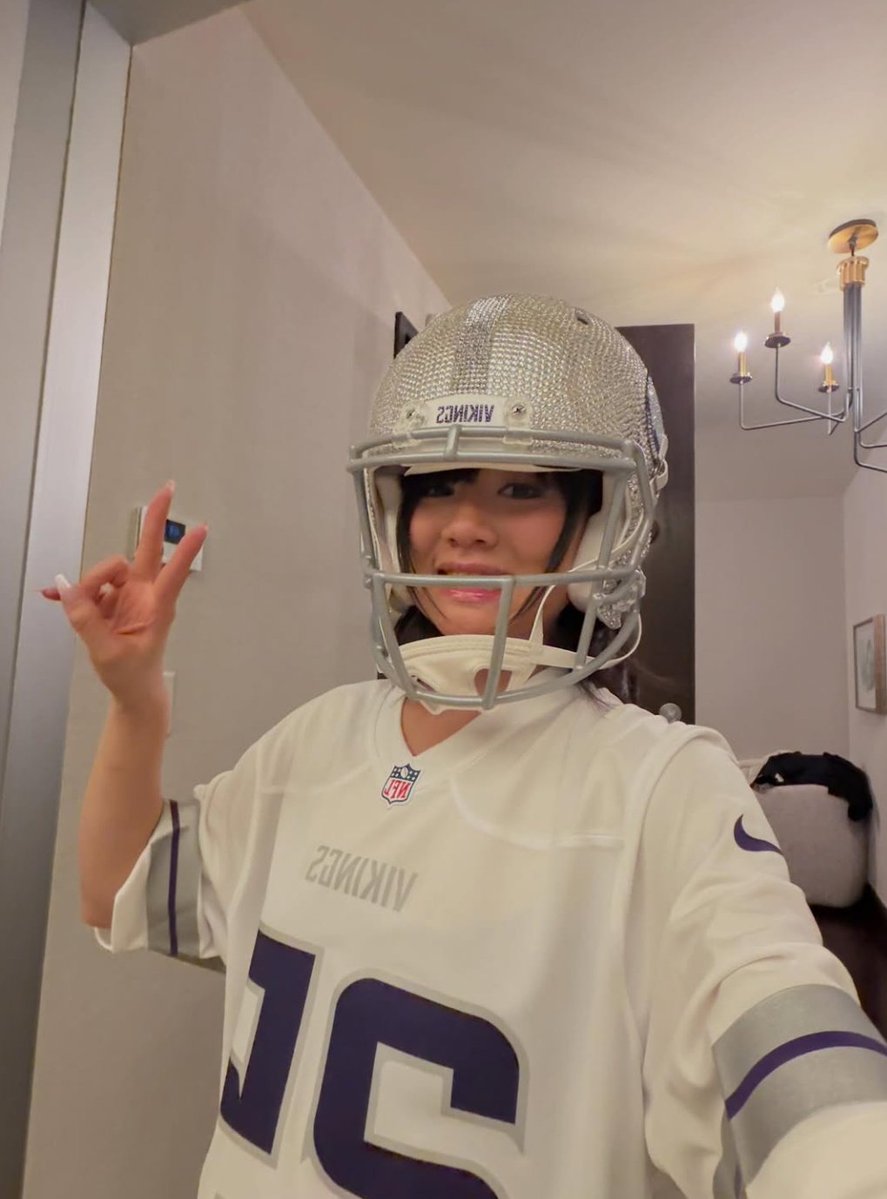 _winglessflight's tweet image. hockey player zoey save me