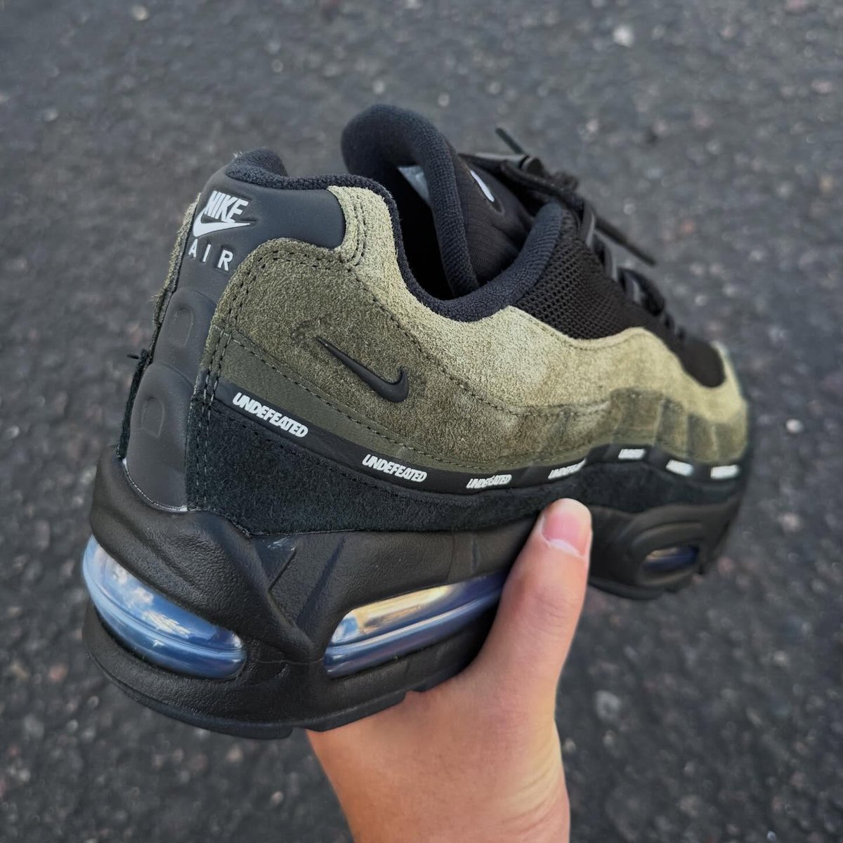 ModernNotoriety's tweet photo. IN-HAND: UNDEFEATED x Nike Air Max 95 "Medium Olive" limited to 2,000 pairs 🪖 https://t.co/CzzMbYSsTa