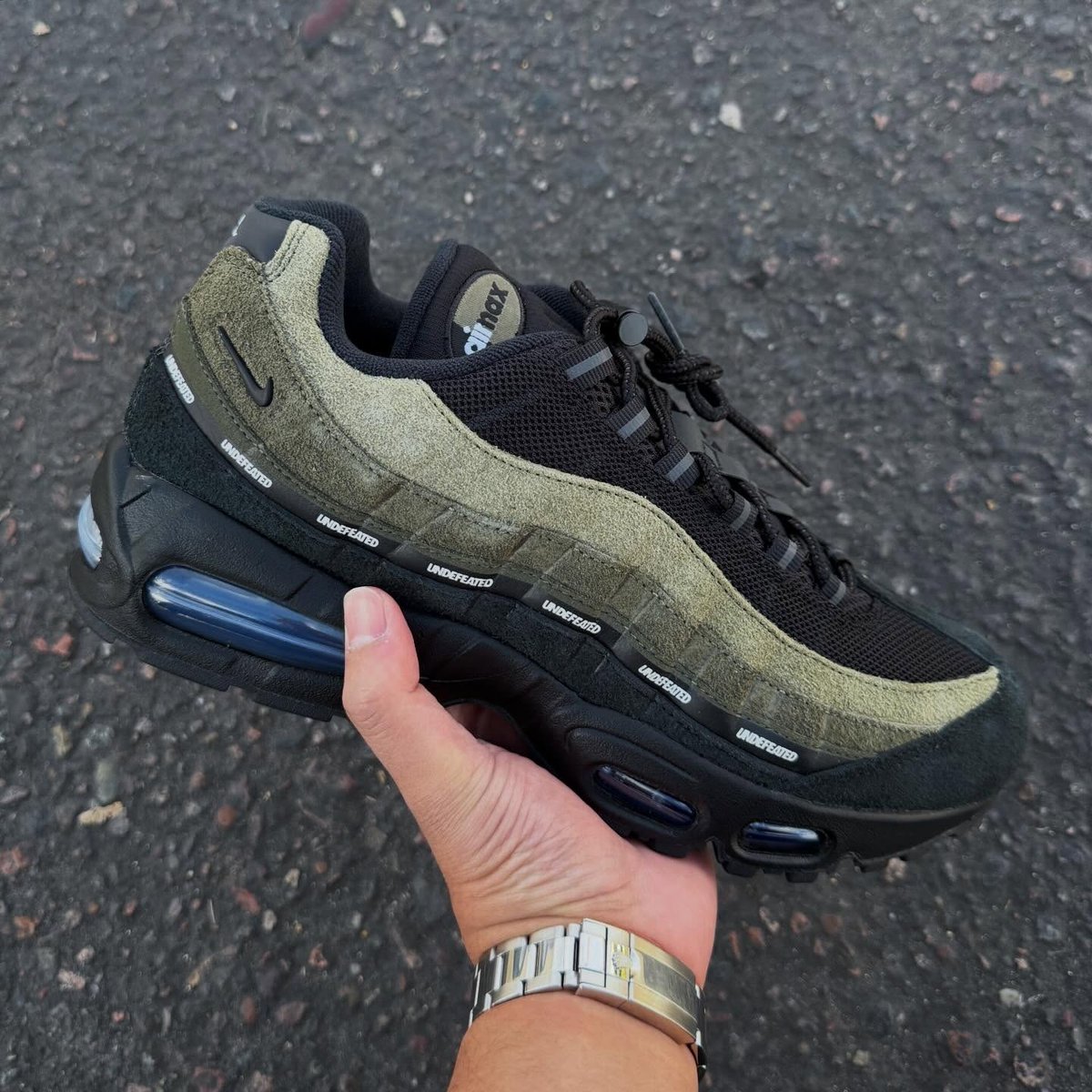 ModernNotoriety's tweet photo. IN-HAND: UNDEFEATED x Nike Air Max 95 "Medium Olive" limited to 2,000 pairs 🪖 https://t.co/CzzMbYSsTa