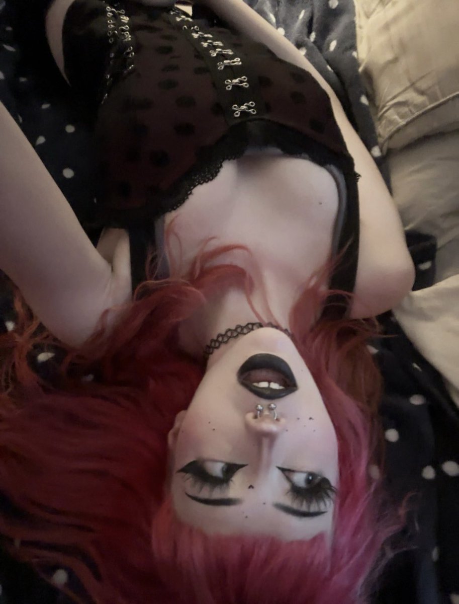 jestergrll's tweet image. anyways hi