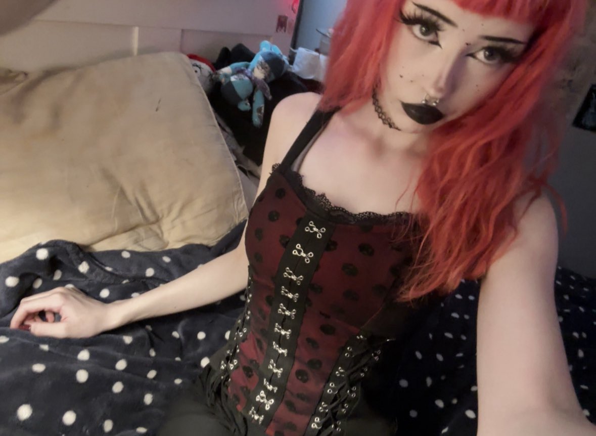 jestergrll's tweet image. anyways hi