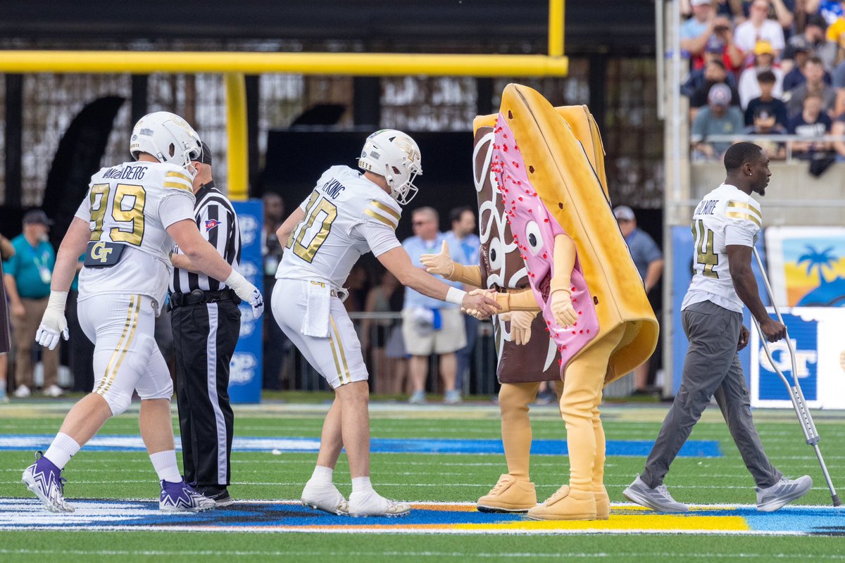 BlueBarronPhoto's tweet image. Georgia Tech QB Haynes King handshakes the Pop-tarts after the coin toss