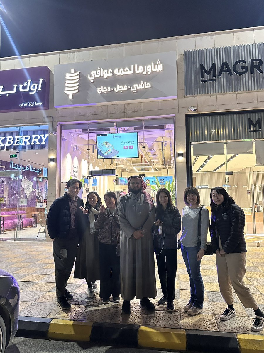 今日は日本からの観光客と一緒に、とても充実した一日でした。
<a href="/HadyyahA/">جمعية هدية عالم</a> と共に #アルラジヒーモスク　を見学し、その後 <a href="/lahmaawafi/">شاورما لحمه عوافي 👌</a> のラクダ肉シャワルマを食べました。😁彼らにとってはとても刺激的な体験でした。