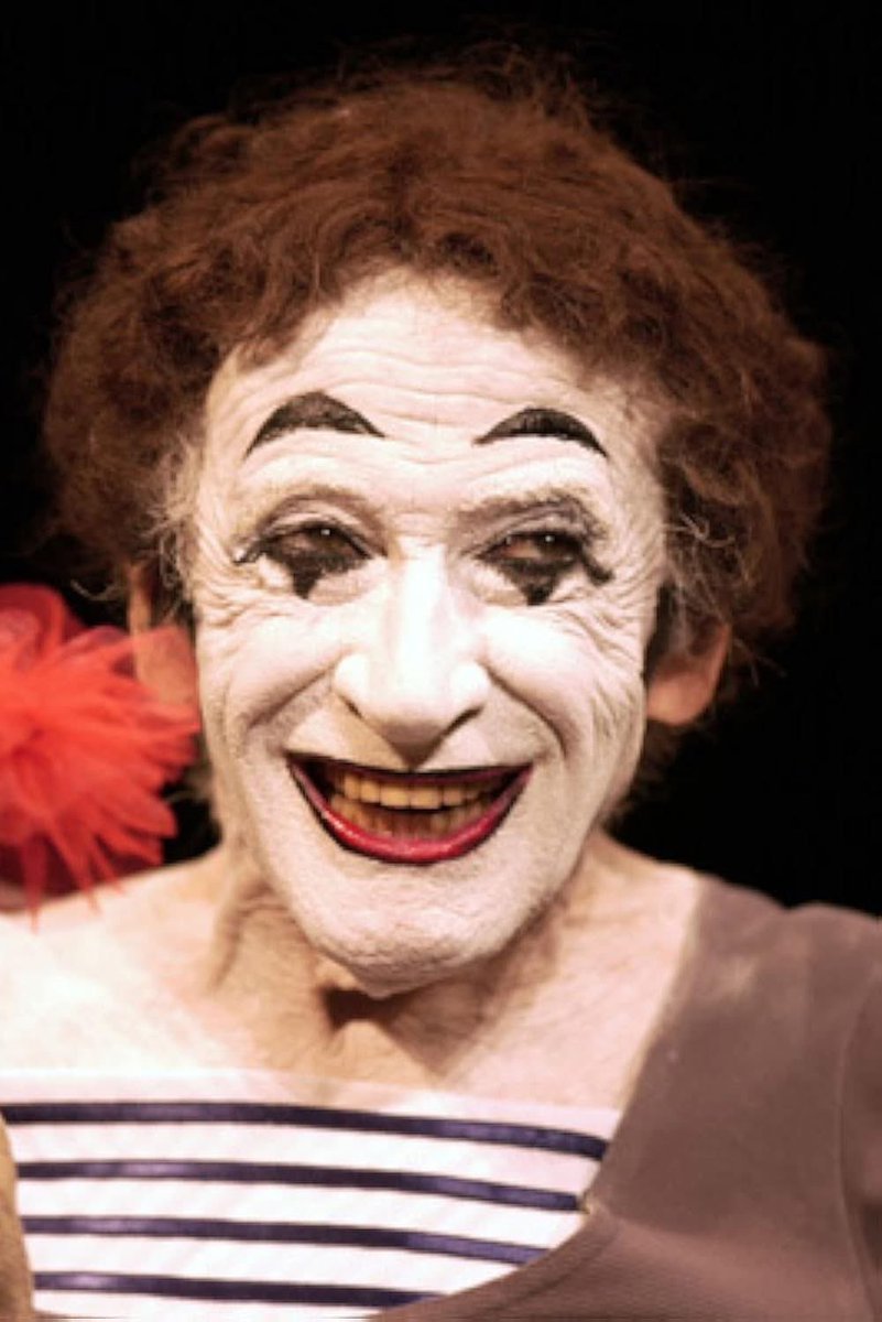 roitele1's tweet photo. El más grande maestro  de la pantomima Marcel Marceau era judío

Nació como Marcel Mangel en una familia judía en Estrasburgo, Francia, y su origen judío y su experiencia durante el Holocausto, donde ayudó a salvar niños judíos, fueron aspectos fundamentales de su vida, incluso motivándolo a adoptar el apellido "Marceau" para ocultar su identidad y unirse a la Resistencia Francesa. 

Su padre era carnicero y judío, fue arrestado y asesinado por la Gestapo en Auschwitz.
Cambió su apellido a Marceau para ocultar su origen judío durante la guerra, inspirándose en el general francés François Séverin Marceau.

Se unió a la Resistencia Francesa, donde usó su talento para salvar a más de 400 niños judíos, guiándolos a la libertad.
Él mismo sugirió que su herencia judía y la tragedia del Holocausto pudieron haber influido inconscientemente en su elección del silencio como forma de arte.