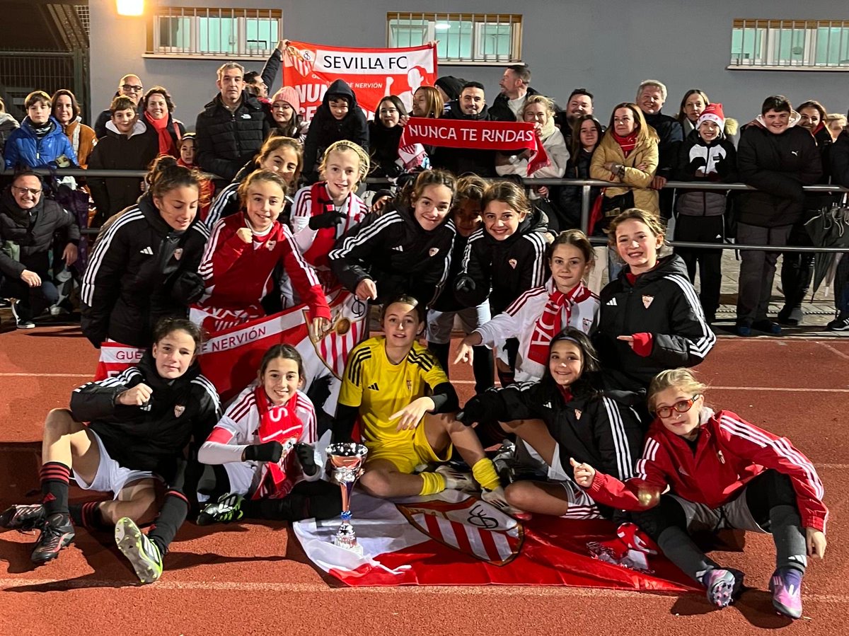 🏆 TORNEOS | El #SevillaFCFem Alevín, campeón del II Torneo Navideño de Lucena tras imponerse en la final al Fundación <a href="/MalagaCFemenino/">Málaga CF Femenino</a> (1-0). Las de <a href="/JustoAnzuga3/">Justo Anzuga</a> llegaron a la final tras tres victorias y un empate. ¡Enhorabuena, chicas! 💪🏻⚽️🤍❤️

#CanteraSevillaFC