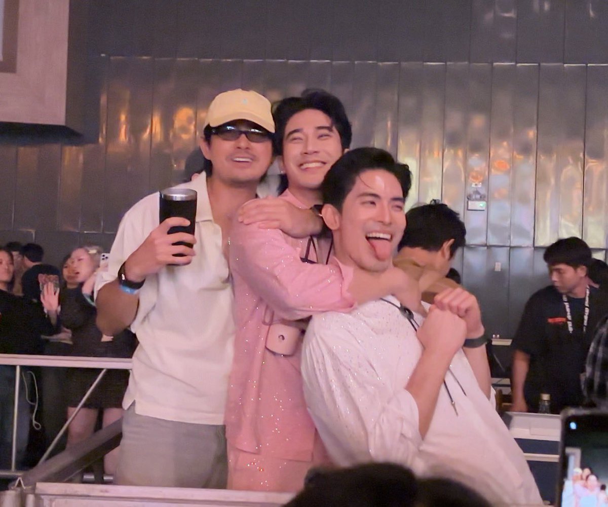 คือพุดได้ป่ะ 
อยากเห้นยุโร ต้องมองหาเข้m
อยากเห้นสuยุกต์ ต้องมองหายุโรอะ

กุใช้เวลาพิสูจน์ทั้งคืนในงาน😭