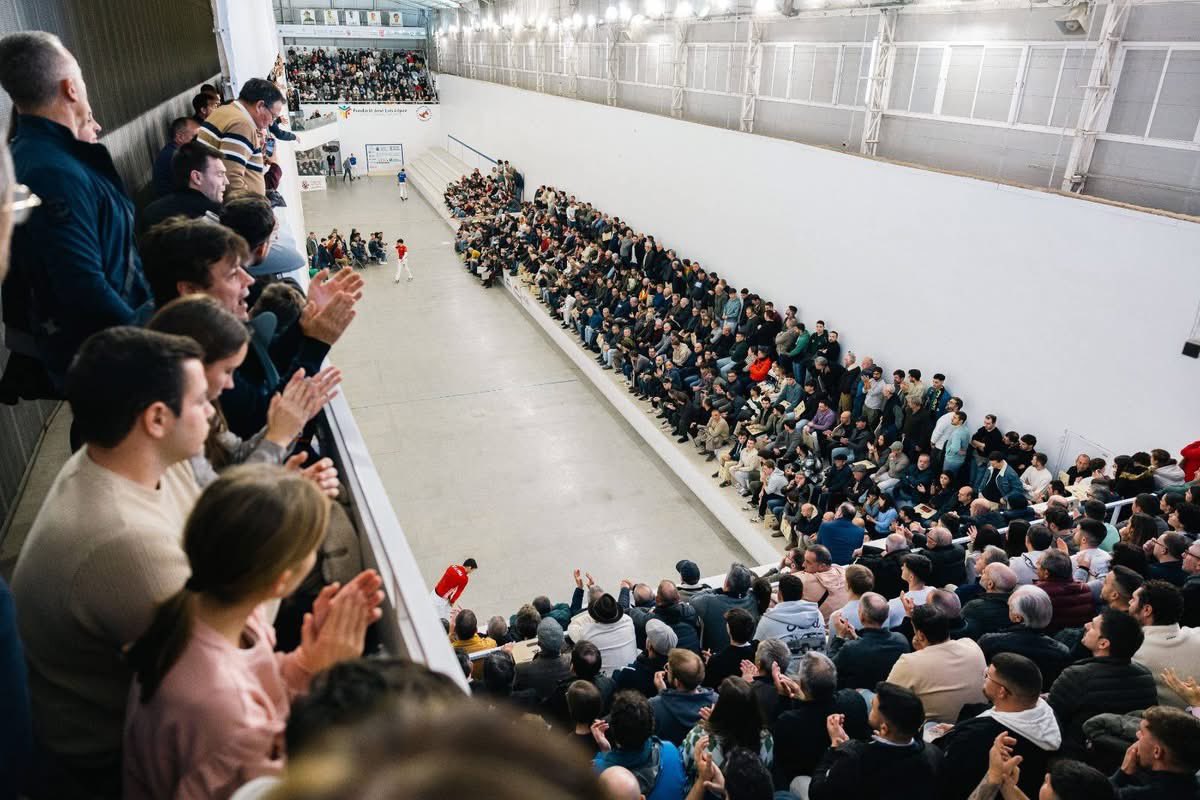 DE LA VEGA GUANYA DE FORMA ROTUNDA, 60-25, CONTRA ALEJANDRO EL DESAFIU HISTÒRIC A PELAYO.-

*L'emblemàtic trinquet del 'cap i casal' ha tingut que tancar les portes de tanta gente que no volia perdre's el desafiu.
( Via Facebook Paco Durà )
