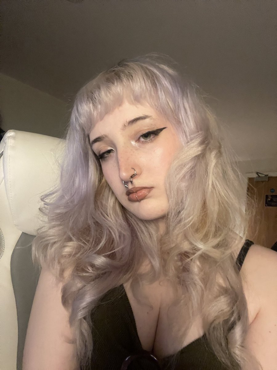 rowendoesntknow's tweet photo. i dyed my hair but i’m ill so i only have these slightly blurry pictures https://t.co/3yQAVXPIAF