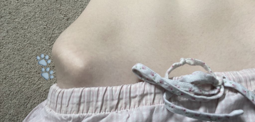 littldiary's tweet image. sometimes i knock on my hipbones like a door