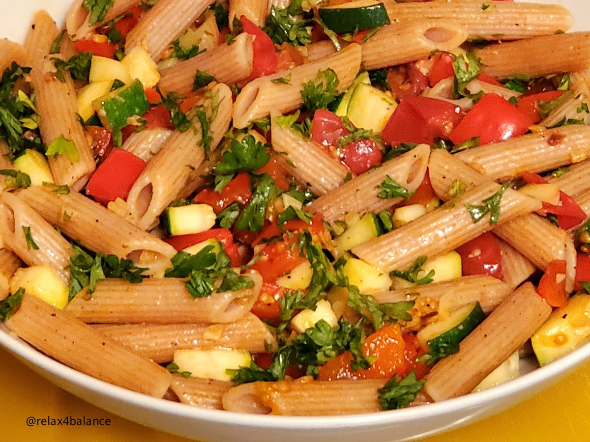 relax4balance's tweet image. Spur of the moment dish
Pasta Aglio e Olio 🧄🫒😍❤️
Pasta with Garlic and Olive Oil, roasted with red peppers, cherry tomatos, zucchini, crushed red pepper 🌶, sea salt and fresh parsley, mixed with whole wheat penne. Lots of garlic for Immune System support.
#ImmuneSystem #Food